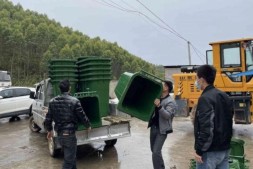 龙华产业资本投资有限公司为蓝塘镇捐赠800个环卫垃圾桶