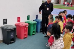 城管爷爷“传经”,萌孙成了垃圾分类践行者