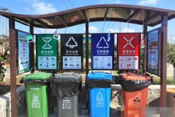 垃圾盖上装吊环 助力城市更文明