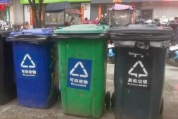 垃圾桶搁楼下,居民咋开窗?
