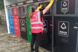 夏日到来为垃圾桶“洗个澡”