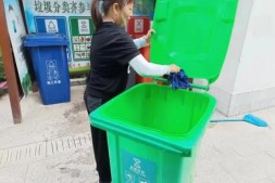 清洗分类垃圾桶,爱护环境在行动
