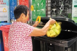 海口部分小区垃圾桶装上“易拉环”